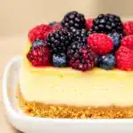 Cremiger Käsekuchen mit Waldbeeren - featured image