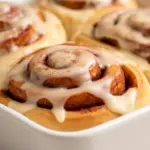 Zimtschnecken mit Frischkäse-Glasur - featured image